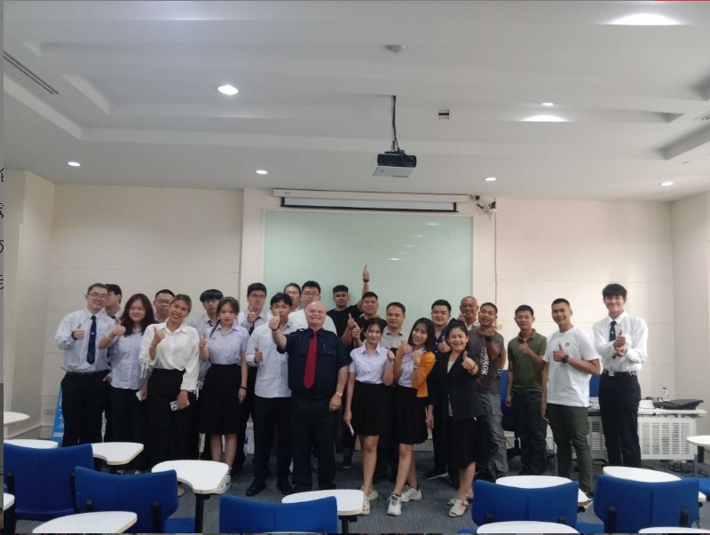 中国留学生积极投身泰国东方管理科技大学公益行动